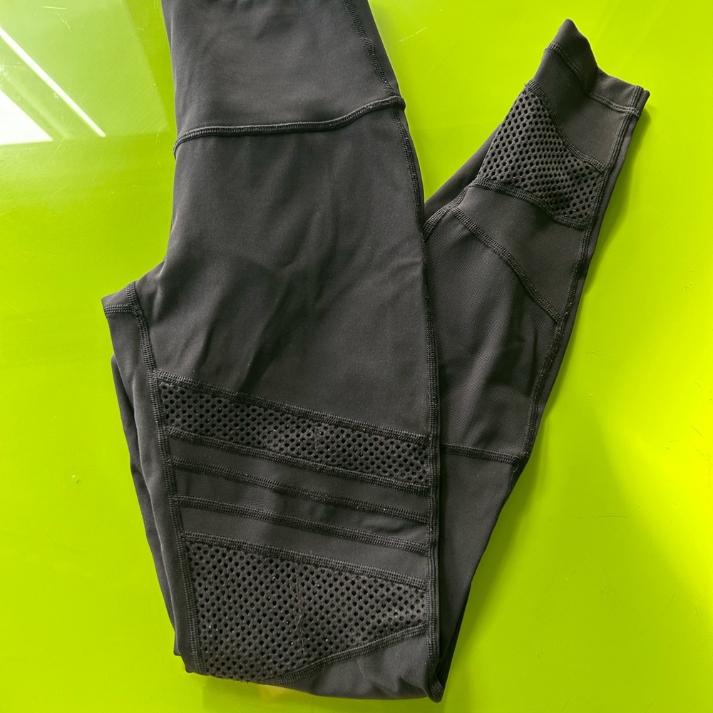 Lululemon Black Full-Length Leggings with Mesh Panels – Size 2